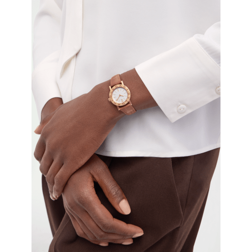 Bvlgari Bvlgari 腕錶，18K 玫瑰金錶殼，錶圈鐫刻雙品牌標誌，白色蛋白石錶盤，米色鱷魚皮錶帶。防水深度 30 公尺。 103966 image 1
