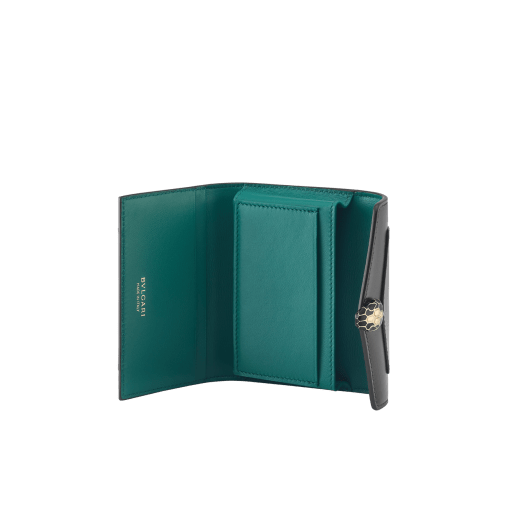 Porta biglietti da visita Serpenti Forever in vitello nero con interno in nappa verde smeraldo. Accattivante chiusura a pressione Serpenti in ottone placcato oro chiaro con squame in smalto nero e occhi in smalto nero. 295327 image 2