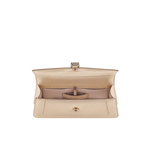 Serpenti Forever clutch in light gold striated calf leather with crystal rose nappa leather lining. Captivating snakehead magnetic closure in light gold-plated brass embellished with pavé-set black zirconia stones, and black onyx eyes. 295468 image 3
