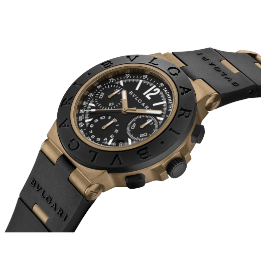 Orologio Bvlgari Bronzo Chronograph con movimento meccanico a carica automatica e cronografo, cassa di 41 mm in bronzo sabbiato, lunetta e cinturino in caucciù nero e quadrante verniciato opaco nero. Impermeabile fino a 100 metri. 104242 image 2