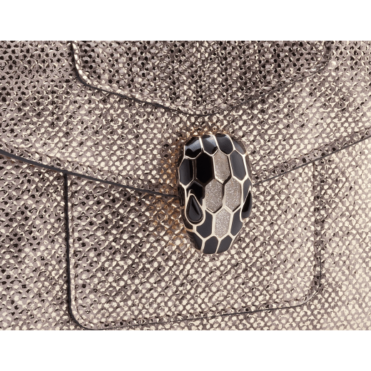 "Serpenti Forever" compact wallet in emerald green calf leather and Violet Amethyst purple calf leather. Iconic snakehead stud closure in light gold-plated brass enamelled in black and white agate, and green malachite eyes. SEA-WLT3FOLDCOMP image 4