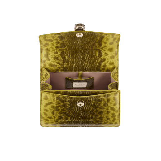 Borsa a mano media Serpenti Forever in karung lucido verde giallastro con fodera in nappa rosa cristallo. Accattivante chiusura magnetica Serpenti in ottone placcato oro chiaro con squame in smalto marrone tortora intenso e ottone placcato oro chiaro e occhi in onice nera. SEA-1282-K-GR image 4