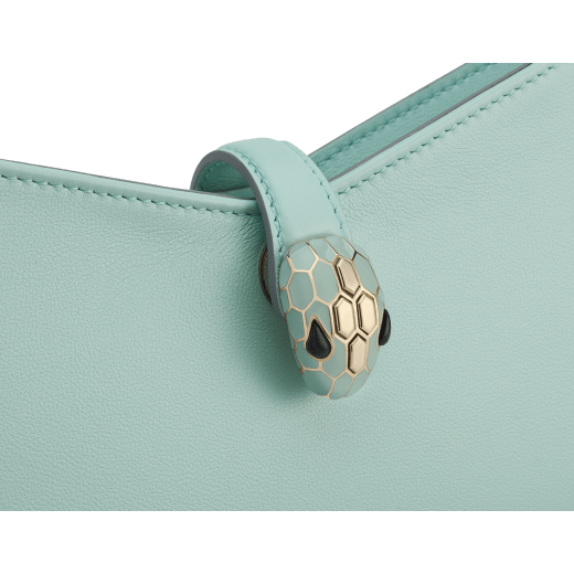 Serpenti Baia small shoulder bag in aquamarine Metropolitan calf leather with foggy opal grey nappa leather lining. Captivating snakehead magnetic closure in light gold-plated brass embellished with aquamarine enamel and light gold-plated brass scales, and black onyx eyes; additional zipped top closure. 293631 image 5