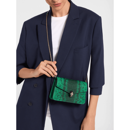 Serpenti Forever chain wallet in vivid emerald shiny karung with black nappa leather interior. Captivating snakehead magnetic closure in light gold-plated brass, embellished with black enamel and light gold-plated brass scales, and malachite eyes. SEA-CHAINPOCHETTEexotic image 1