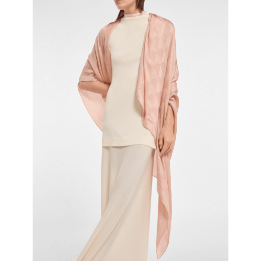 Foulard Maxi Calla Voile en soie fine couleur péridot clair. Modèle confectionné à 100&nbsp;% de soie. MAXICALLAVOILESQ image 1