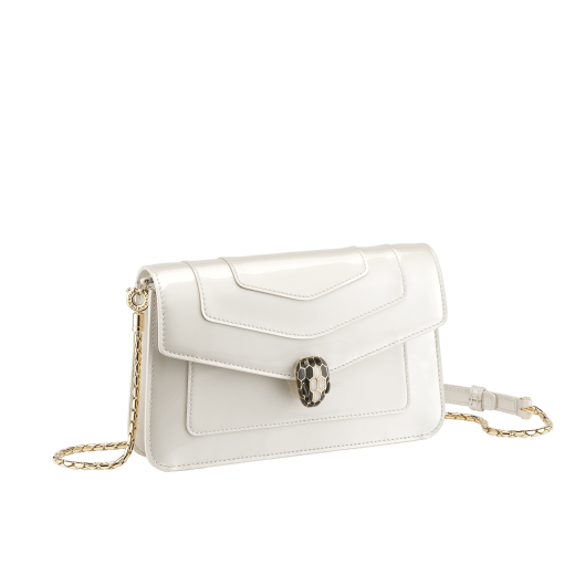Serpenti Forever chain wallet in white agate varnished calf leather with black nappa leather interior. Captivating snakehead magnetic closure in light gold-plated brass, embellished with black and pearled white agate enamel scales and black onyx eyes. SEA-CHAINPOCHETTE-VCLb image 1