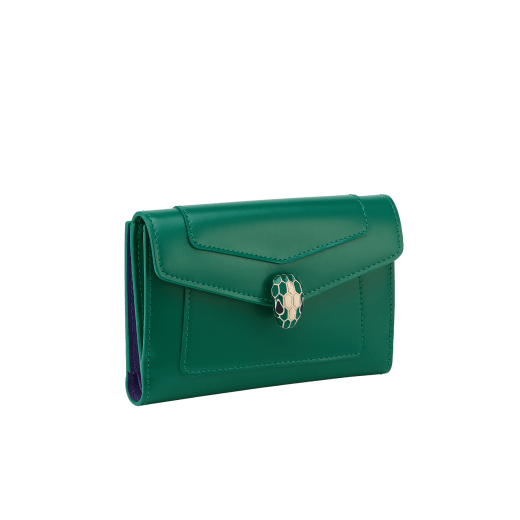 Portafoglio compatto Serpenti Forever in vitello Striated oro chiaro con interno in nappa agata beige. Accattivante chiusura a pressione Serpenti in ottone placcato oro chiaro con squame in smalto champagne e ottone placcato oro chiaro e occhi in smalto nero. SEA-FLAP-POCHETTER image 1