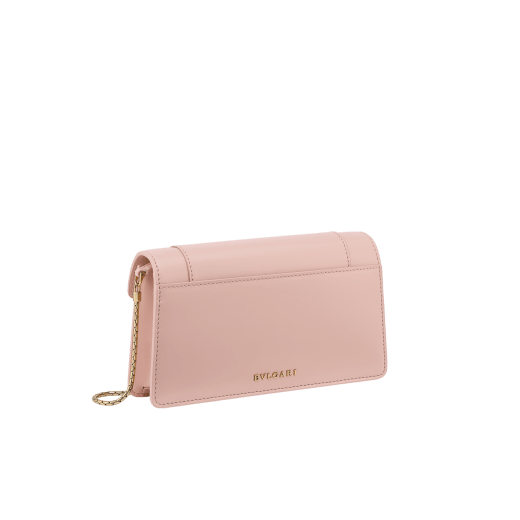 Serpenti Forever chain pochette in Perla White calf leather with crystal rose nappa leather lining. Captivating snakehead magnetic closure in gold-plated brass embellished with Perla White enamel and gold-plated scales, and black onyx eyes. SEA-CHPOCHETTER image 3