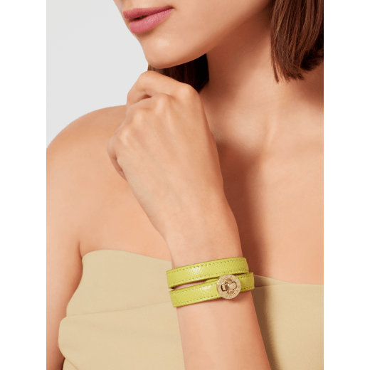 Bracciale Bvlgari Bvlgari in karung lucido verde giallastro con iconica chiusura a girello in ottone placcato oro chiaro. BBCONTRAIRE-CL-LP image 1