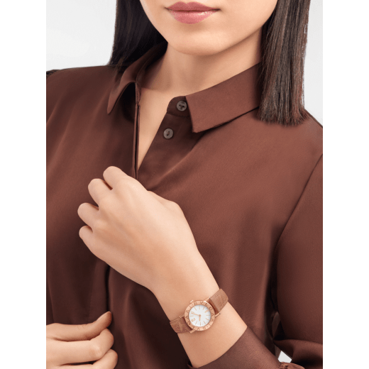 Bvlgari Bvlgari 腕錶，18K 玫瑰金錶殼，錶圈鐫刻雙品牌標誌，白色蛋白石錶盤，米色鱷魚皮錶帶。防水深度 30 公尺。 103966 image 2