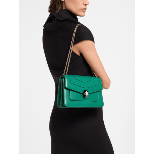 Borsa a spalla media Serpenti Forever in vitello nero con fodera in gros-grain verde smeraldo. Accattivante chiusura Serpenti in ottone placcato oro chiaro con squame in smalto nero e bianco agata e occhi in malachite verde. 1077-CLa image 1