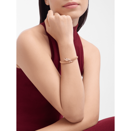 Serpenti 單圈手環，採用 18K 玫瑰金材質，蛇頭與蛇尾鑲飾密鑲鑽石，蛇眼鑲飾黑色縞瑪瑙。 BR859857 image 2