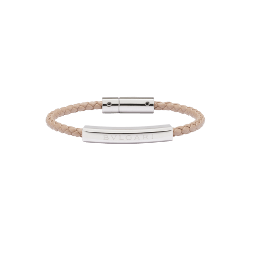 BULGARI BULGARI Armband aus geflochtenem Kalbsleder in Taupe Quartz Hellbraun. Silberfarbene Plakette, die in der Mitte mit dem ikonischen BULGARI Logo graviert ist, und silberfarbener Verschluss. LOGOPLATEW-WCL-TQ image 1