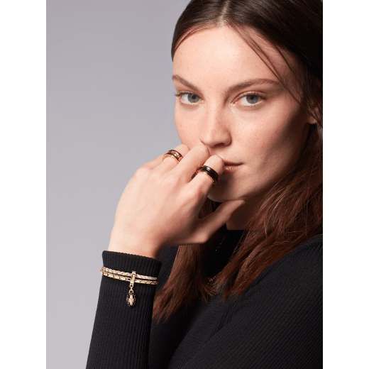 Serpenti Forever Armband aus achatweißem geflochtenen Kalbsleder mit einer von der Schlange inspirierten Kette aus hell vergoldetem Messing und magnetischem Verschluss. Faszinierender Schlangenkopf-Anhänger mit Schuppen aus schwarzer und achatweißer Emaille sowie Augen aus schwarzer Emaille. SERP-BRAIDCHAIN-WCL-WA image 1