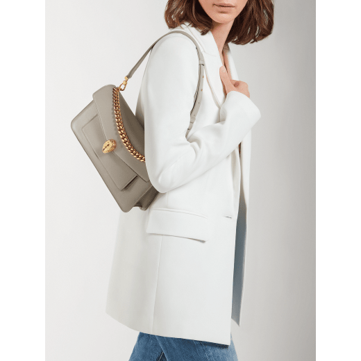Mittelgroße Serpenti East-West Maxi Chain Schultertasche aus Metropolitan-Kalbsleder in Foggy Opal Grau mit Futter aus Nappaleder in Linen Agate Beige. Faszinierender Schlangenkopf-Magnetverschluss aus vergoldetem Messing mit Schuppen aus grauem Achat und Augen aus roter Emaille. SEA-1238-MCCL image 3