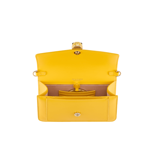 Kleine Serpenti Forever East-West Schultertasche aus Kalbsleder in Sun Citrine Gelb mit Futter in Linen Agate Beige. Faszinierender Schlangenkopf-Magnetverschluss aus hell vergoldetem Messing mit Schuppen aus Emaille in Sun Citrine Gelb und Achatweiß sowie Augen aus schwarzem Onyx. 1237-CLb image 4