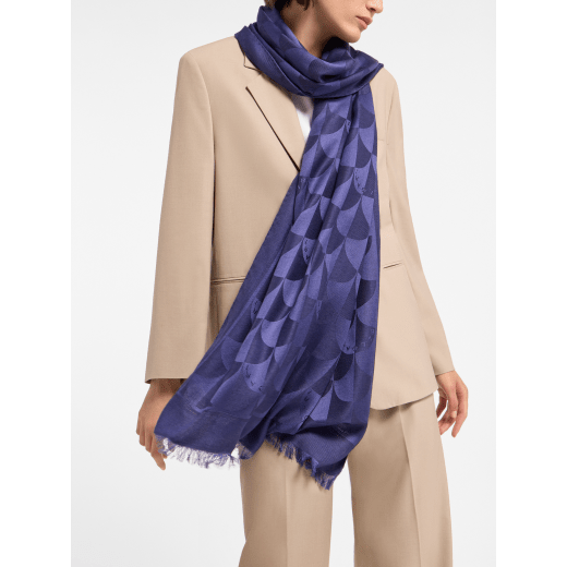 Maxi Calla stole in fine white silk wool. Made of 60% silk and 40% wool. MAXICALLA-ST image 1