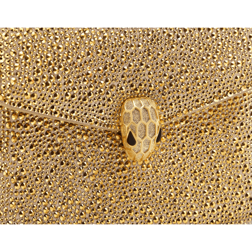 Kleine Serpenti Forever Crossbody-Tasche aus Wildleder in Natural mit unterschiedlich großen goldfarbenen Kristallen und Futter aus schwarzem Nappaleder. Faszinierender Schlangenkopf-Magnetverschluss aus vergoldetem Messing mit „Diamantatura“ Gravur auf den Schuppen sowie Augen aus schwarzem Onyx. 292889 image 5