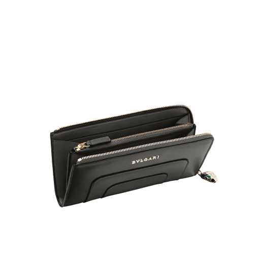 L-shaped zipped wallet in black calf leather with brass light gold plated hardware. Iconic black and white enamel Serpenti head zip puller with green enamel eyes. 36474 image 2
