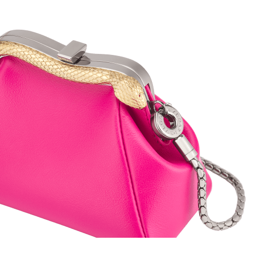 Клатч микроформата Serpenti, гладкая кожа теленка изумрудно-зеленого цвета, подкладка из кожи наппа цвета фиолетового аметиста. Каркас в форме змеи из латуни с покрытием из светлого золота, выгравированные чешуйки и глаза из красной эмали с одной стороны, вставка из гладкой кожи теленка изумрудно-зеленого цвета – с другой, застежка-кнопка. SEA-NANOSERPENTIN image 4