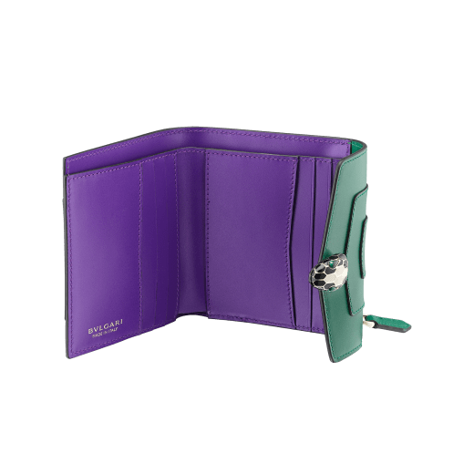 Serpenti Forever compact wallet in emerald green calf leather with violet amethyst nappa leather interior. Captivating snakehead press button closure in light gold-plated brass embellished with black and white agate enamel scales and green malachite eyes. 291855 image 2