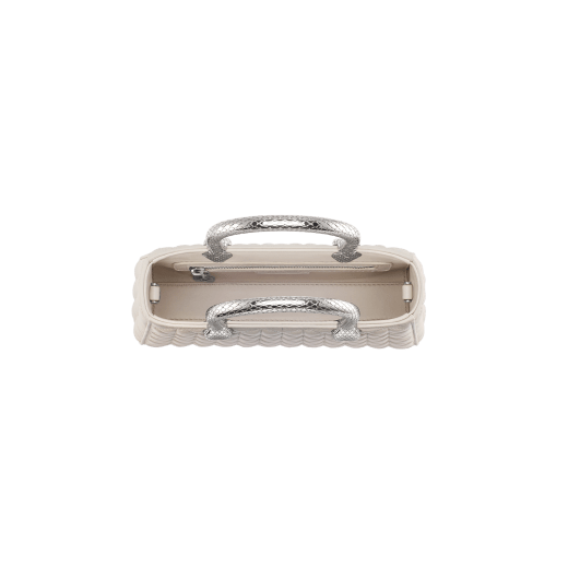 Sac cabas Serpentine Duo en cuir de veau blanc agate, orné d’un motif Calla Matelassé unique et d’une doublure en cuir nappa blanc agate. Captivantes poignées en forme de serpent à double tête en laiton orné d'écailles gravées. SRN-001-1308S image 3