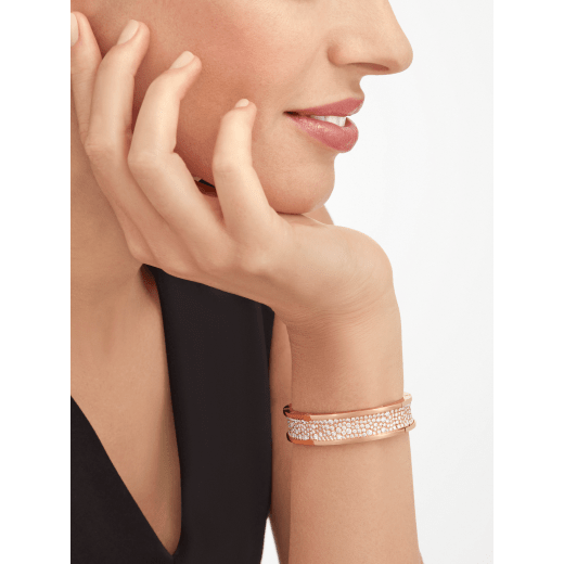 B.zero1 large bangle bracelet in 18 kt rose gold set with pavé diamonds on the spiral. BR856163 image 2