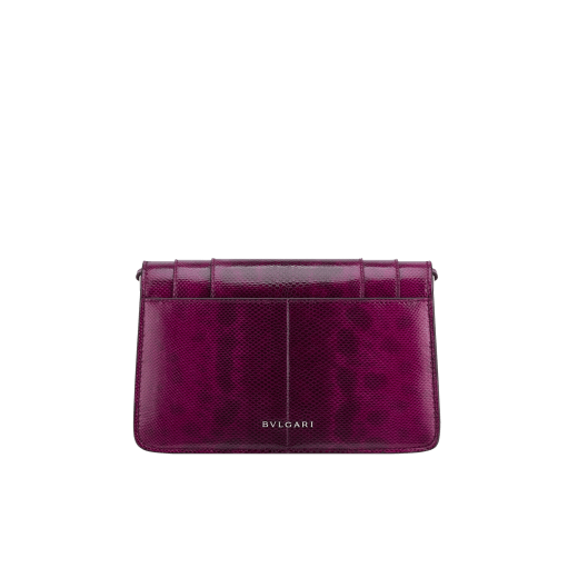 Sac porté épaule Serpenti Forever East-West petit modèle en karung brillant couleur prune nuit avec doublure en cuir nappa vert émeraude. Captivant fermoir magnétique Serpenti en laiton orné d’écailles en émail bordeaux et laiton et d’yeux en onyx noir. 1237-CLKARUNG image 2