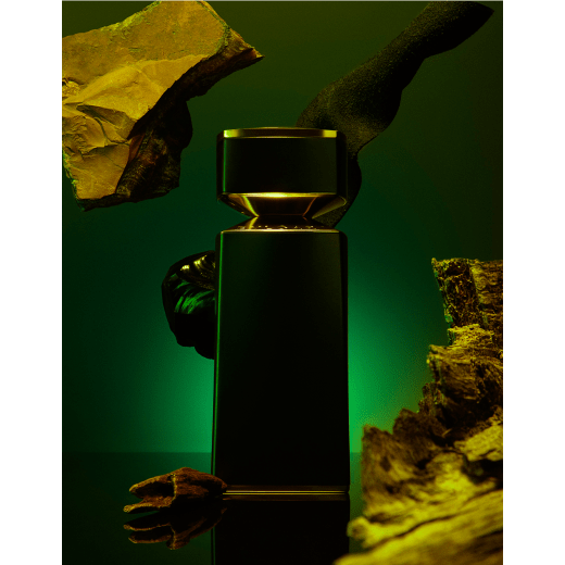 A deep and opulent black musk Eau de Parfum that brings to light warm notes of tanned leather enveloped with mystic agarwood. 40163 image 3
