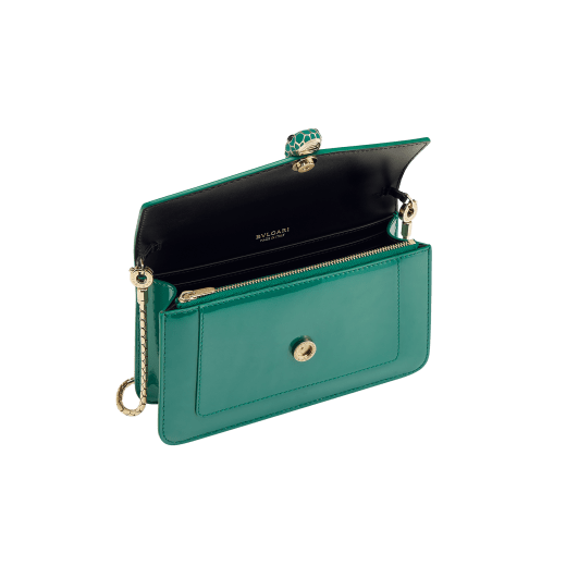 Serpenti Forever chain wallet in white agate varnished calf leather with black nappa leather interior. Captivating snakehead magnetic closure in light gold-plated brass, embellished with black and pearled white agate enamel scales and black onyx eyes. SEA-CHAINPOCHETTE-VCLb image 2