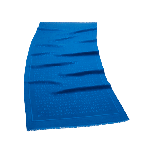 وشاح «ليتيري ماكسي» من الصوف الحريري الفاخر بلون ميديترانيان لابيز الأزرق. مصنوع من 60% من الحرير، 40% من الصوف. LETTEREMAXIc image 1