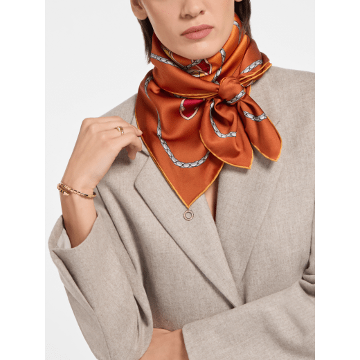 Serpenti 75 絲巾，採用上等灰色絲緞，飾以 BVLGARI BVLGARI 金屬吊墜。100% 純絲製成。 SERPENTI75NEW-SQ image 1
