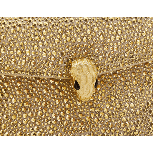 Serpenti Forever Mini-Crossbody-Tasche aus naturfarbenem Wildleder mit unterschiedlich großen goldfarbenen Kristallen und Futter aus schwarzem Nappaleder. Faszinierender Schlangenkopf-Magnetverschluss aus vergoldetem Messing mit „Diamantatura“ Gravur auf den Schuppen sowie Augen aus schwarzem Onyx. 986-CDS image 5