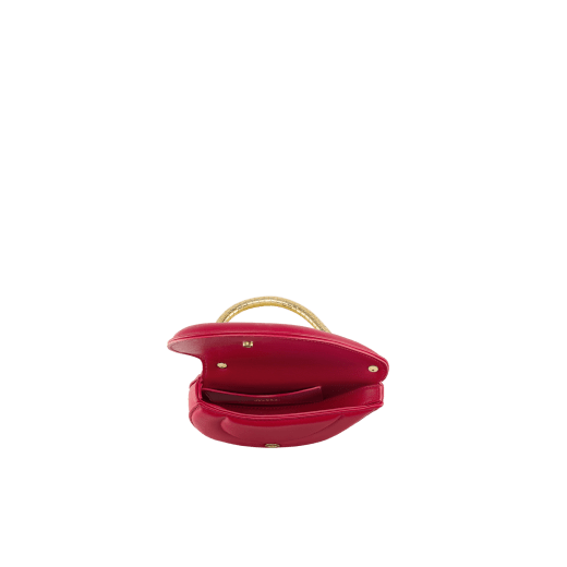 Serpenti Cuoricino 迷你手提包，採用皇家紅寶石色小牛皮，內裡為皇家紅寶石色納帕軟面皮。迷人的金色黃銅蛇身提把飾以蛇鱗鐫紋，按扣開合。 SRN-Cuoricino-1366XS image 4