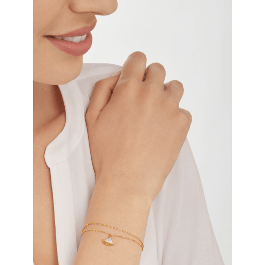 Divas' Dream 18 kt yellow gold bracelet with pendant set with a mother-of-pearl element BR859361 image 1