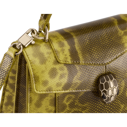 Borsa a mano media Serpenti Forever in karung lucido verde giallastro con fodera in nappa rosa cristallo. Accattivante chiusura magnetica Serpenti in ottone placcato oro chiaro con squame in smalto marrone tortora intenso e ottone placcato oro chiaro e occhi in onice nera. SEA-1282-K-GR image 5