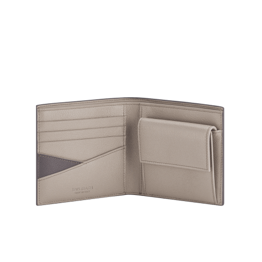 Kompaktes Bvlgari Bvlgari Man Portemonnaie aus genarbtem Urban-Kalbsleder mit Außenseite in Dark Grey und Innenseite in Foggy Opal. Ikonischer Dekor aus dunkel rutheniumbeschichtetem Messing mit Emaille in Dark Grey und gefalteter Verschluss. BBM-WLTITALASYMc image 2