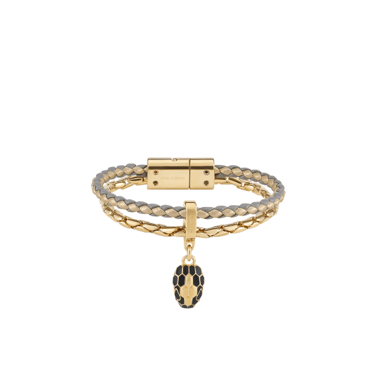 Serpenti Forever 手環，採用灰色與淡金色編穗小牛皮，金色黃銅鍊帶，磁扣開合。迷人的蛇頭吊飾飾以黑色琺瑯與金色黃銅蛇鱗，蛇眼飾以黑色琺瑯。 SERP-BRAIDCHAIN-GREY image 1