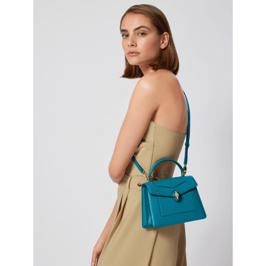 Serpenti Forever medium top handle bag in emerald green calf leather with black nappa leather lining. Captivating snakehead magnetic closure in light gold-plated brass embellished with deep jade intense green enamel and light gold-plated brass scales, and black onyx eyes. SEA-1282-CL image 2