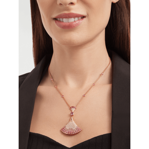 DIVAS’ DREAM Halskette mit Anhänger aus 18 Karat Roségold mit einem zentralen rosafarbenen Saphir und weiteren rosafarbenen Saphiren (insgesamt 3,53 Karat), runden Rubinen (0,81 Karat), runden Diamanten (0,16 Karat) und Diamant-Pavé (0,85 Karat) 358114 image 4