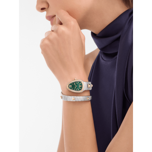Serpenti Tubogas Studs Capsule 精鋼單螺旋腕錶，18K 黃金錶圈鑲飾鑽石，錶帶飾以 18K 黃金鉚釘，綠色孔雀石錶盤。防水深度 30 公尺。 Serpenti-Tubogas-Capsule-Green image 1