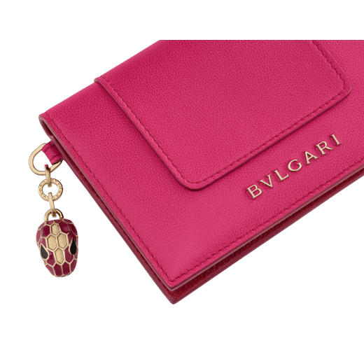 Serpenti Forever Special Resort Edition folded card holder in coral carnelian orange calf leather with beetroot spinel fuchsia nappa leather interior. Captivating snakehead charm embellished with red enamel eyes and a palm charm, both in light gold-plated brass, and press button closure. SEA-CC-HOLDER-FOLD-Clb image 4