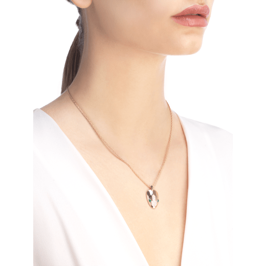 Serpenti necklace with 18 kt rose gold chain and pendant, set with malachite eyes and demi pavé diamonds. 352678 image 4