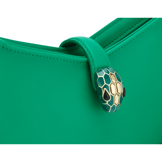 Serpenti Baia small shoulder bag in vivid emerald green Metropolitan calf leather with black nappa leather lining. Captivating snakehead magnetic closure in light gold-plated brass embellished with bright forest emerald green enamel and light gold-plated brass scales, and black onyx eyes; additional zipped top closure. SEA-1274293589 image 5