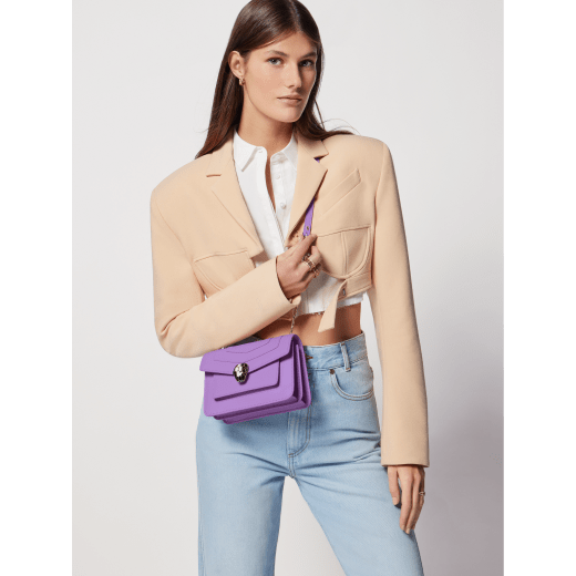 Serpenti Forever small crossbody bag in white agate calf leather with heather amethyst fuchsia grosgrain lining. Captivating snakehead closure in light gold-plated brass embellished with black and white agate enamel scales and green malachite eyes. 1082-CLb image 6