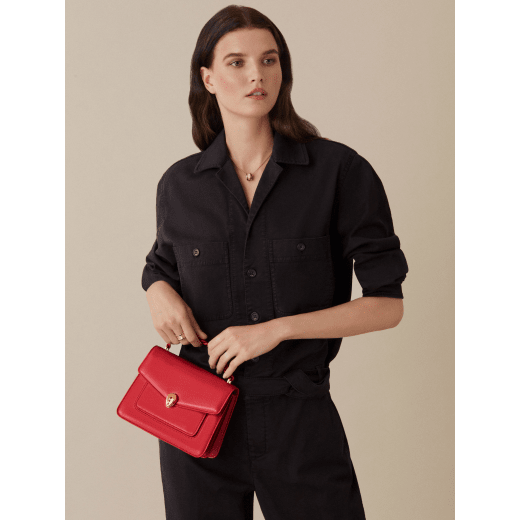 Kleine Serpenti Forever Crossbody-Tasche mit Maxi-Kette aus Nappaleder in Amaranth Garnet Rot mit Futter aus Nappaleder in Pink Spinel Fuchsia. Neuer Serpenti Schlangenkopf-Verschluss aus vergoldetem Messing mit kleinen Schuppen aus rotem Karneol in der Mitte und Augen aus rubinroter Emaille. 1134-MCNa image 7