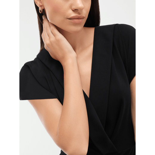 Boucles d’oreilles créoles Serpenti Viper en or jaune 18 K avec pavé diamants sur la queue et la tête 360444 image 1