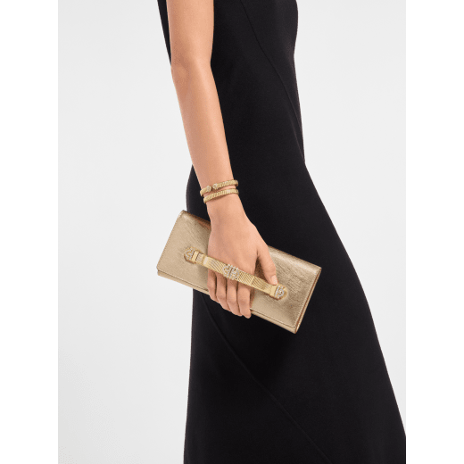 Bvlgari Tubogas Abendclutch aus goldfarbenem Striated-Kalbsleder mit Futter aus Nappaleder in Crystal Rose. Ikonischer Tubogas Henkel aus vergoldetem Messing mit Zirkonia-Steinen und Magnetverschluss. 295450 image 1