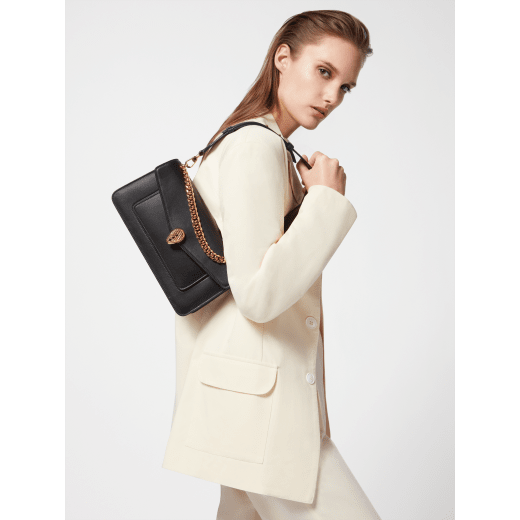 Serpenti East-West Maxi Chain medium shoulder bag in foggy opal gray Metropolitan calf leather with linen agate beige nappa leather lining. Captivating snakehead magnetic closure in gold-plated brass embellished with gray agate scales and red enamel eyes. SEA-1238-MCCL image 7