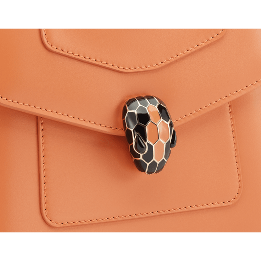 Serpenti Forever small top handle bag in white agate calf leather with heather amethyst fuchsia grosgrain lining. Captivating snakehead closure in light gold-plated brass embellished with black and white agate enamel scales and green malachite eyes. 1122-CLa image 5
